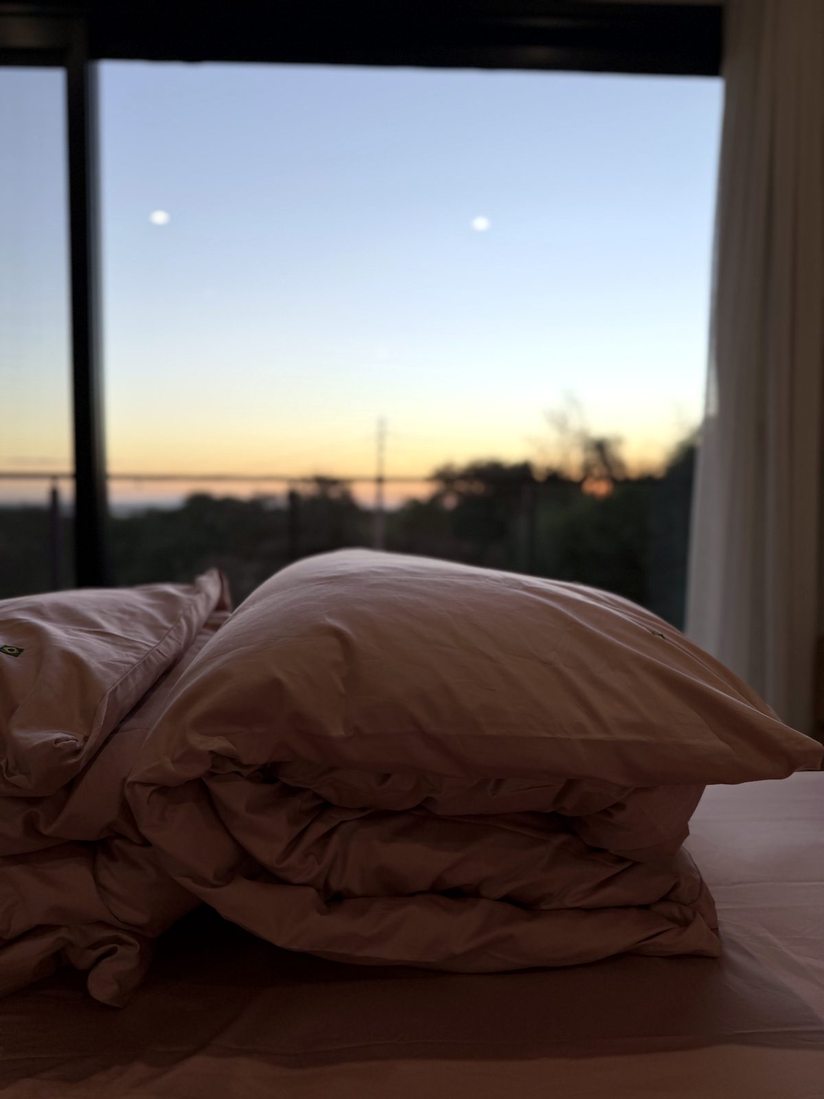 Duvets Aurora dobrados junto à janela