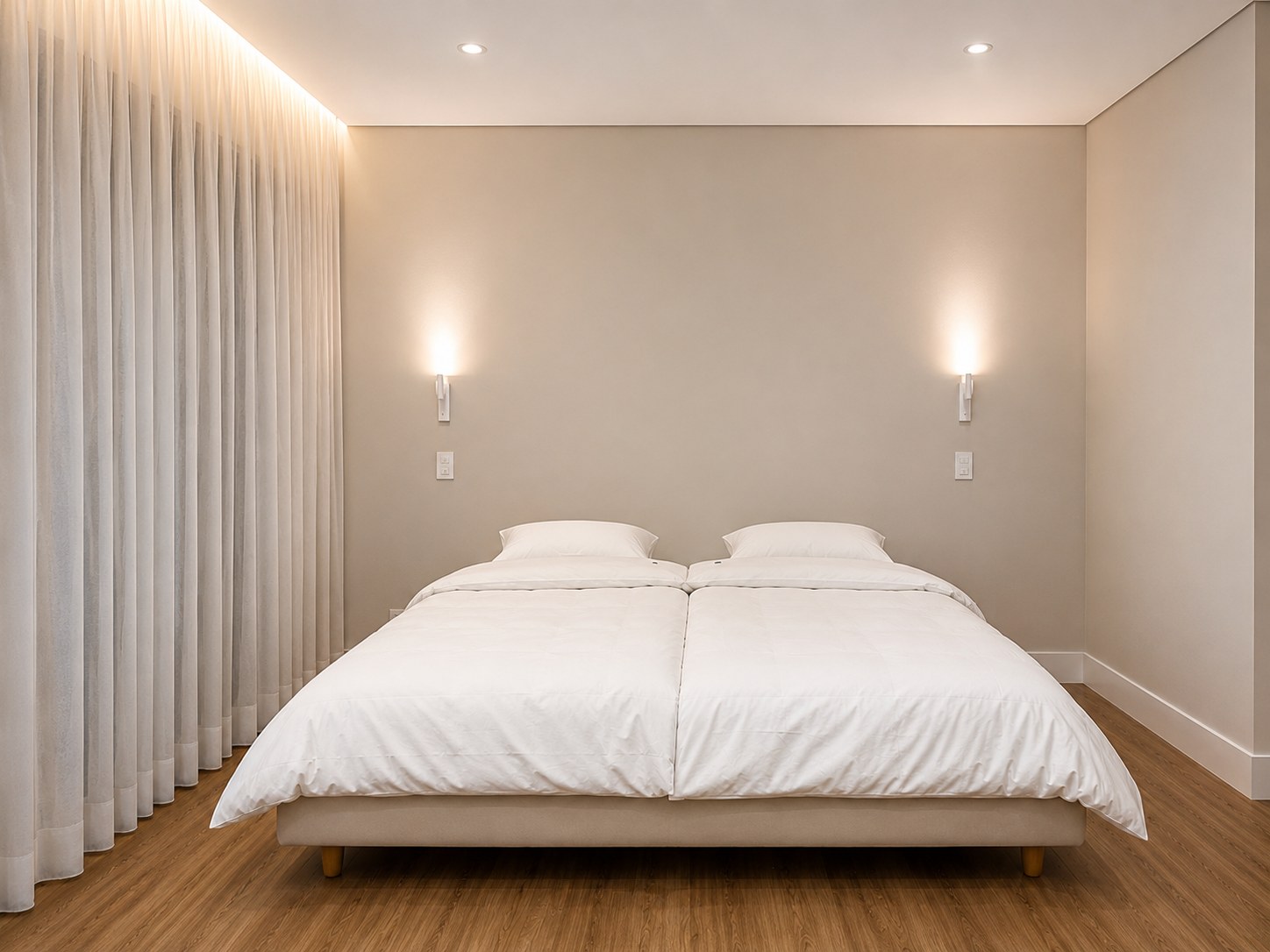 Cama de casal montada com dois duvets individuais brancos, um para cada lado