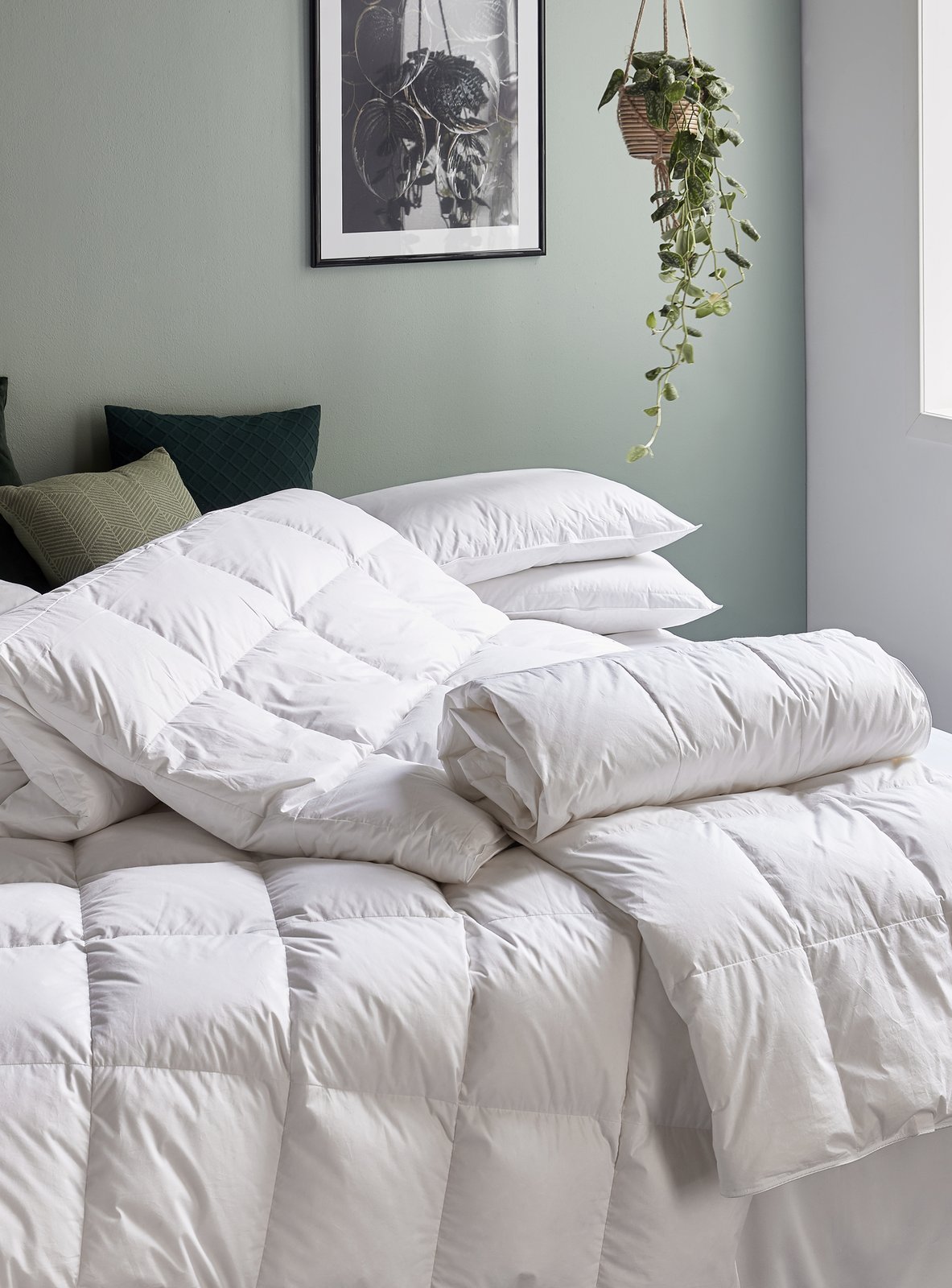 Duvet em cama com parede sage