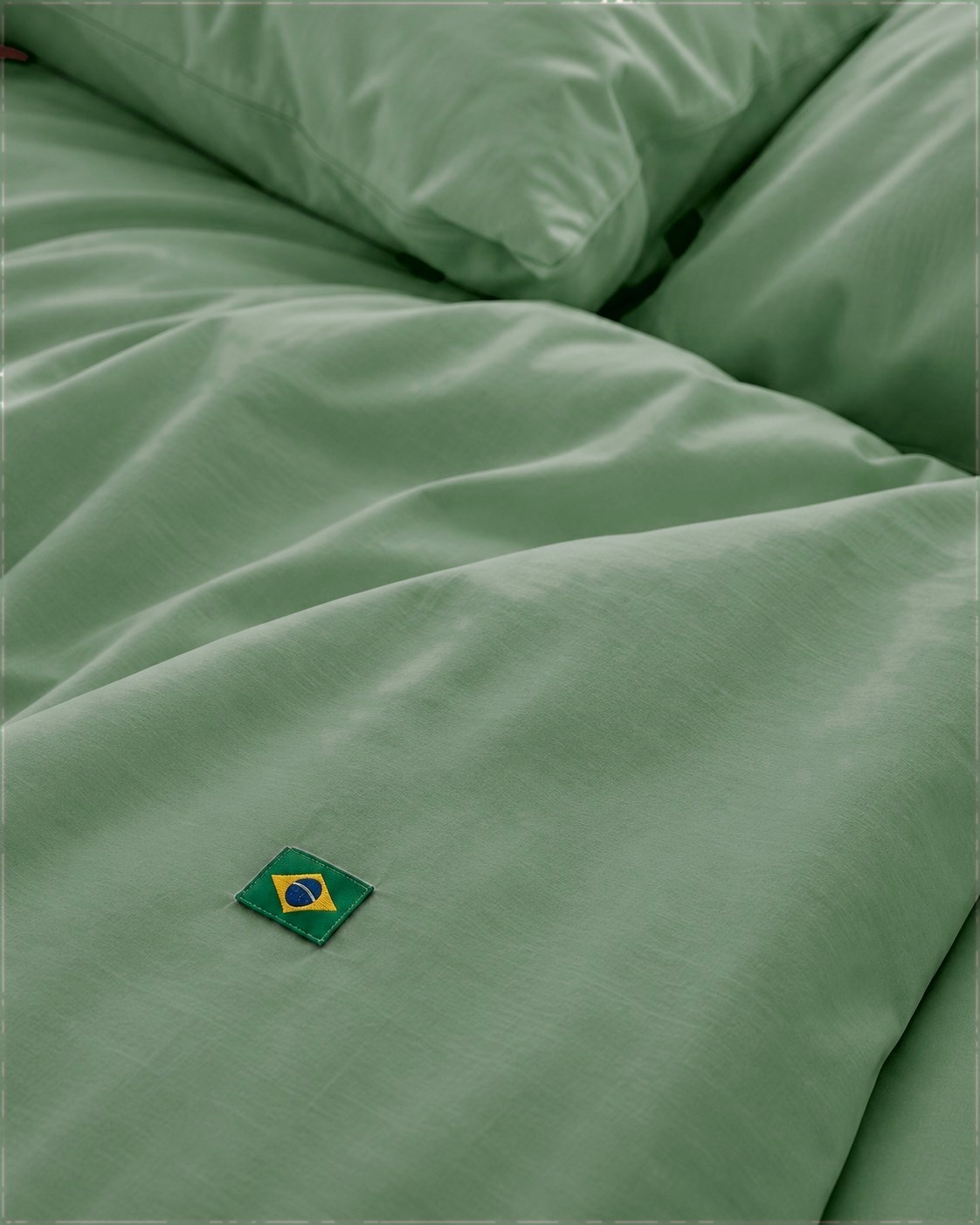 Etiqueta bandeira do Brasil sobre o cetim Verde Floresta