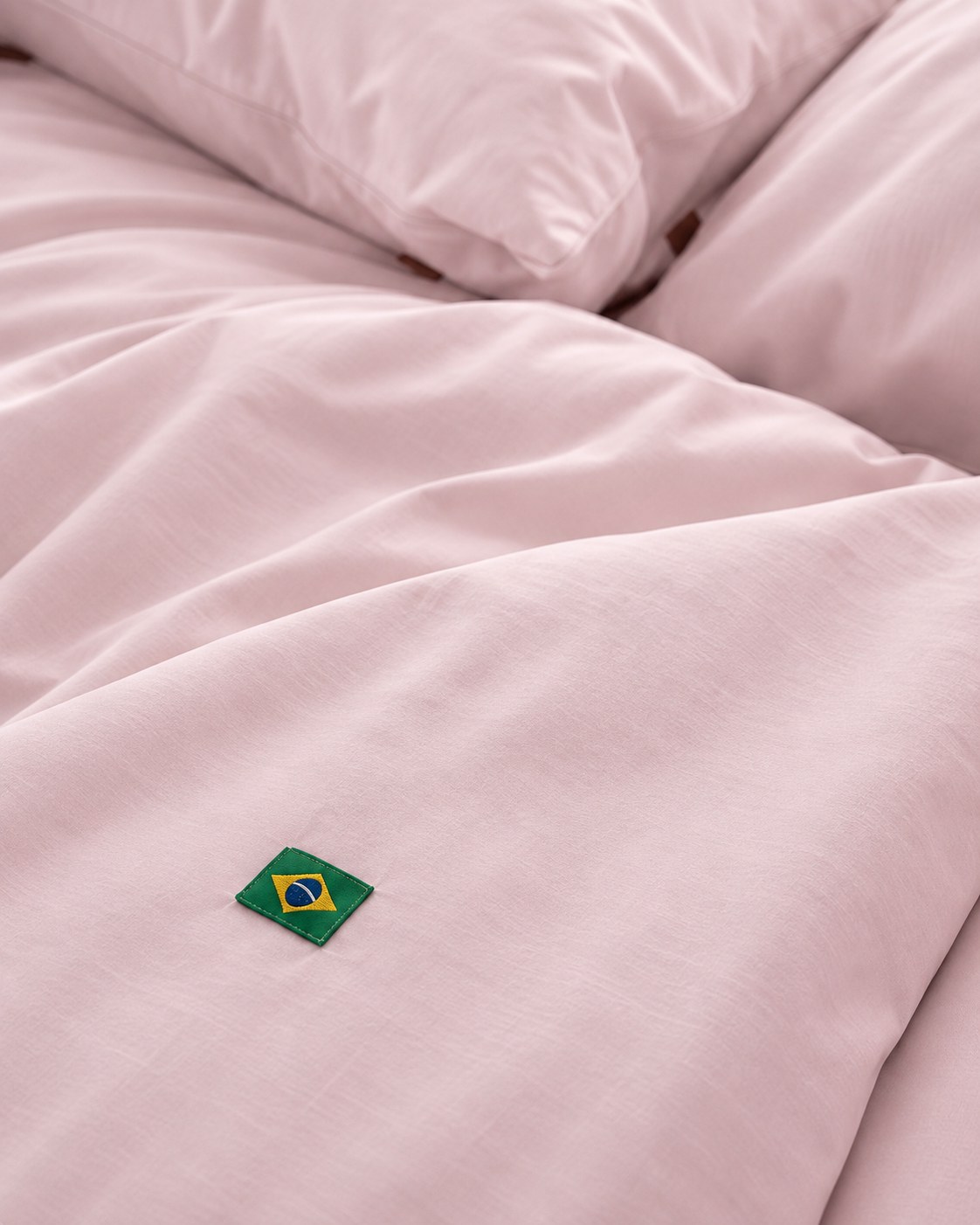 Etiqueta bandeira do Brasil sobre o cetim Nuvem Rosa