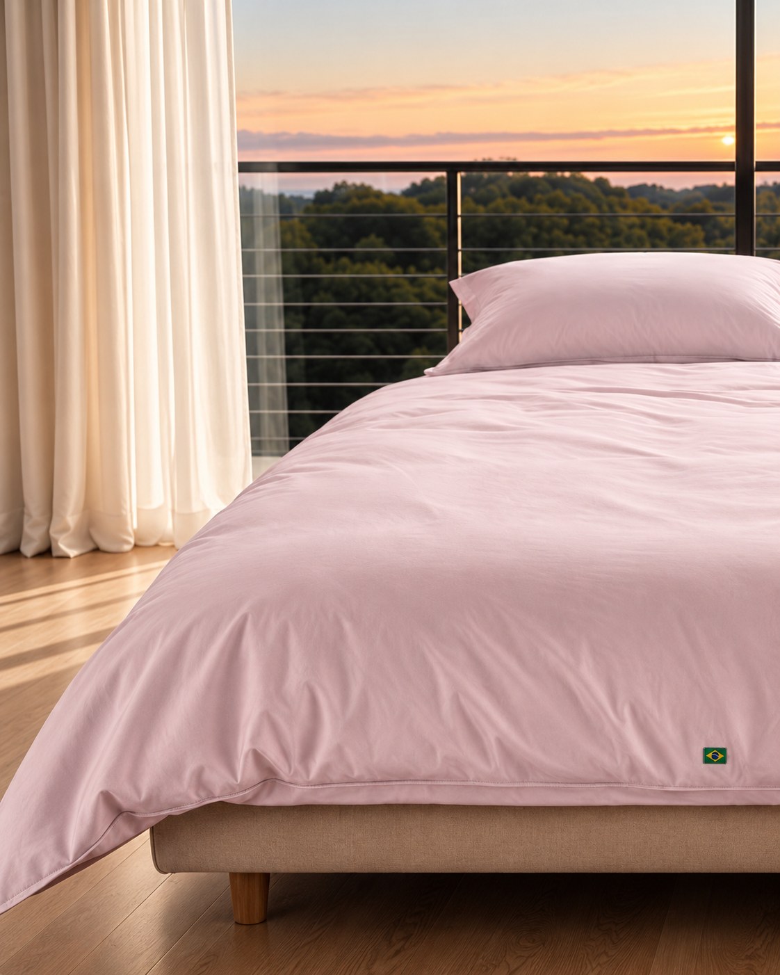 Canto de uma cama com duvet e travesseiro vestidos em Nuvem Rosa, janela ao fundo